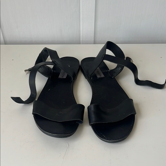 Steve Madden Black Sandals Minimalist Design - Picture 1 of 2